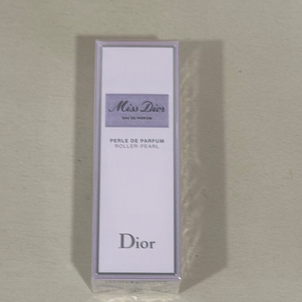 Dior Miss Dior Perfume Roller-Pearl in White and Purple